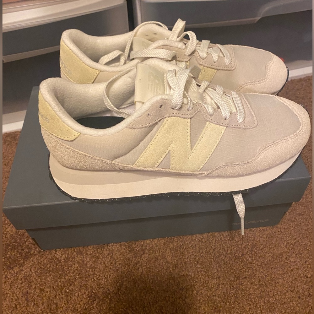 NWT Women’s New Balance 237 Sneakers.